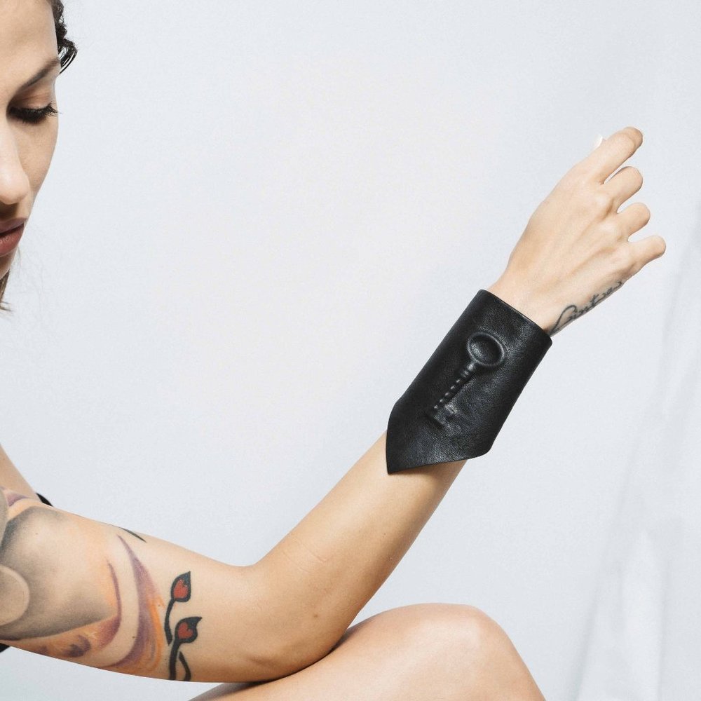 ZORA ROMANSKA HIDDEN Italian LEATHER CUFF WITH HIDDEN KEY Sz S (Unisex)